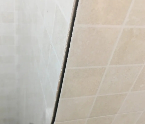 广汉瓷砖空鼓维修公司分享阳台瓷砖脱落的修复过程可以分为以下几个步骤