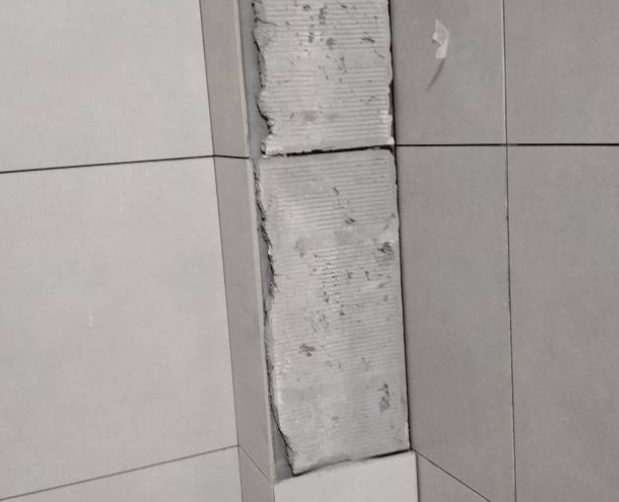 广汉瓷砖空鼓维修公司分享下瓷砖施工前基层浇水润湿程度不足，可能导致以下问题