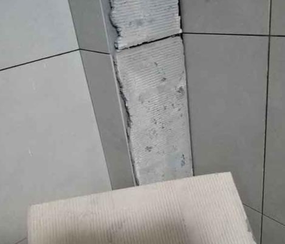 广汉瓷砖空鼓维修公司分享下厨房瓷砖脱落的补救措施。